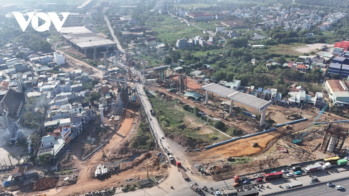 Tuyến cầu cạn dài 14,7 km được coi là "xương sống" giúp giảm tải cho Quốc lộ 1A hiện vẫn chưa thể thông xe toàn tuyến. Chỉ vì thiếu một vài nhịp dầm cuối cùng của dự án nút giao này.