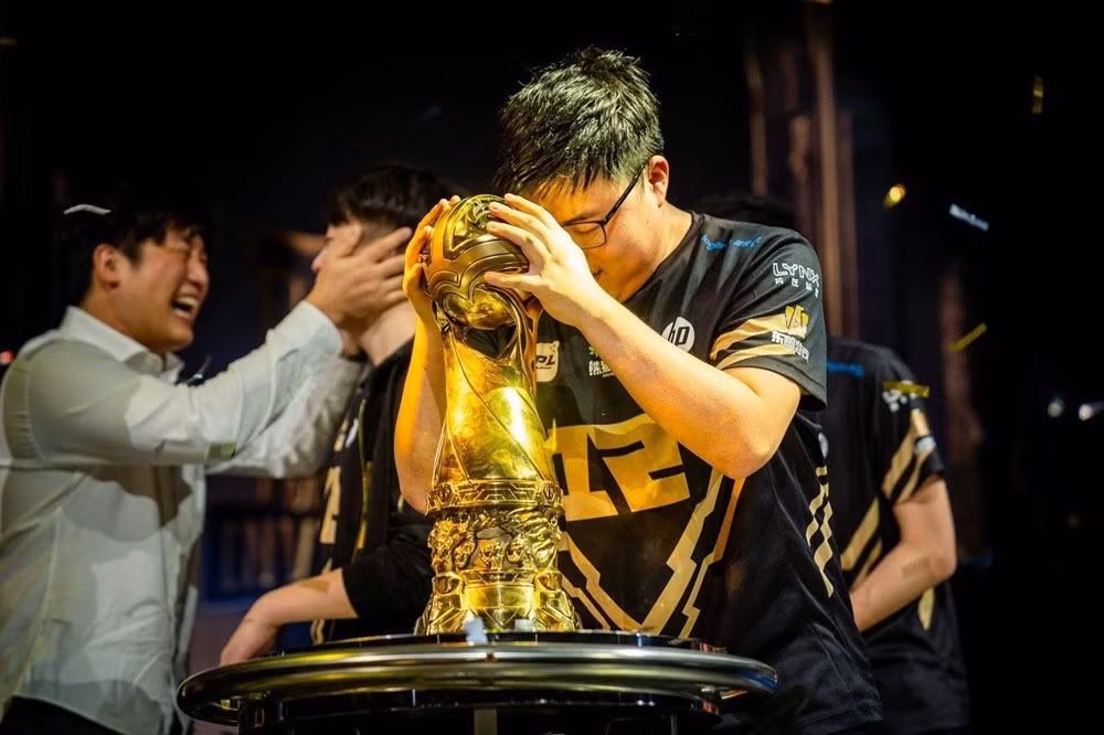 Hàng loạt vụ kiện tụng liên quan đến nợ lương và vi phạm hợp đồng đã bào mòn nguồn lực, kéo theo phong độ thi đấu sa sút nghiêm trọng.