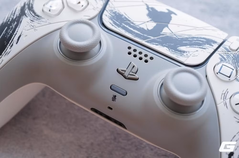 Sony còn khéo léo bố trí họa tiết tránh vùng tay cầm thường xuyên tiếp xúc, giúp lớp sơn bền và giữ được vẻ nguyên bản lâu dài. (Ảnh: Genk)