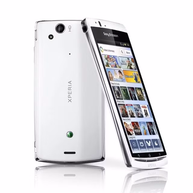 Sony Ericsson Xperia Arc hội tụ thiết kế cong quyến rũ và màn hình Bravia sắc nét trước khi thương hiệu biến mất.