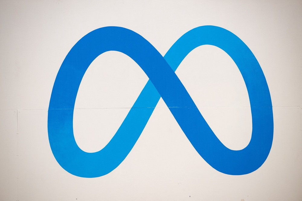 Tuy nhiên, chiến lược này cũng gây tranh cãi khi Meta bị cho là nới lỏng kiểm duyệt nội dung và vận động hành lang nhằm tránh rào cản pháp lý.