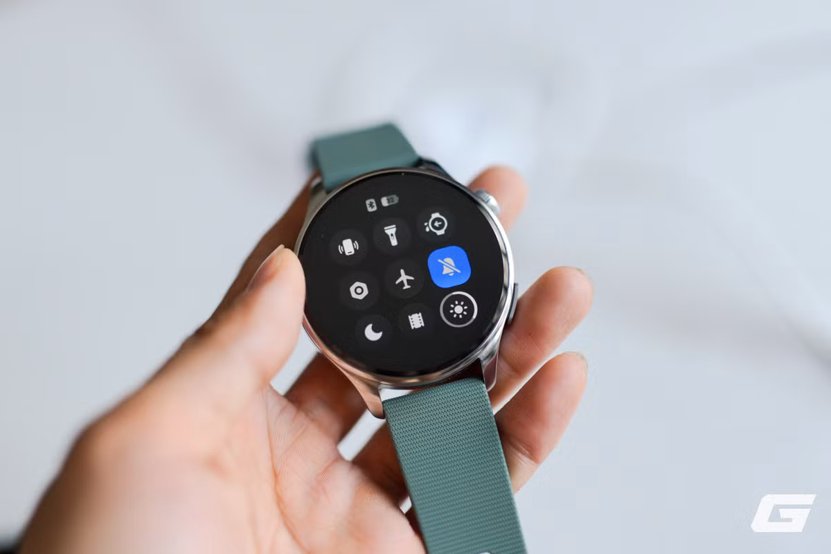 Với giá ưu đãi 7.99 triệu đồng, Xiaomi Watch 5 nổi bật nhờ pin bền, màn hình sáng và tính năng EMG độc đáo. Đây là lựa chọn đáng cân nhắc cho người dùng Android.(Ảnh: Genk)