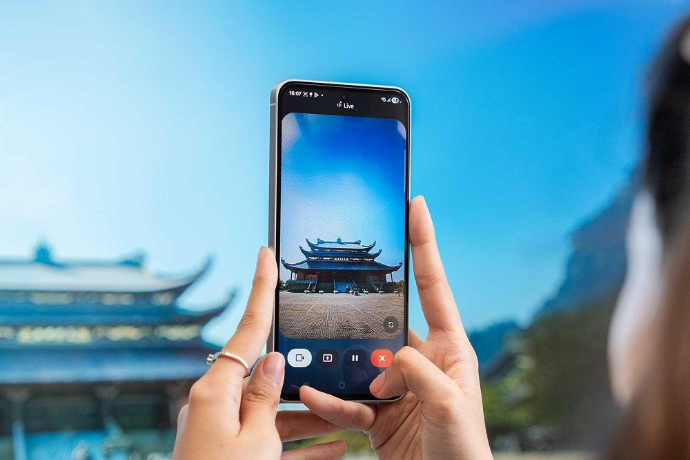 Gemini Live hỗ trợ tiếng Việt tự nhiên, phản hồi nhanh và chính xác, giúp học tập, làm việc và giải trí hiệu quả hơn.