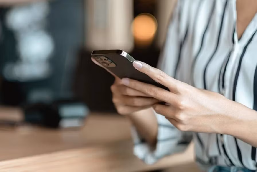 Lợi dụng sự tiện lợi đó, kẻ xấu có thể thay thế mã QR thật bằng mã độc để lừa người dùng.