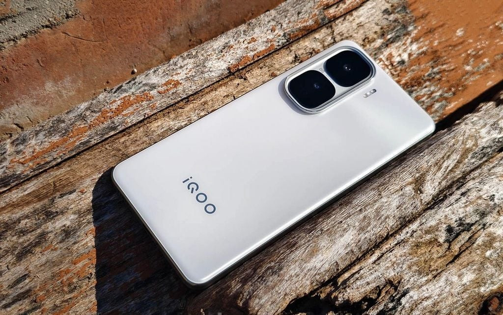 Sạc siêu nhanh 120W giúp nạp 50% pin chỉ trong 15 phút, vượt trội hơn nhiều flagship hiện nay.