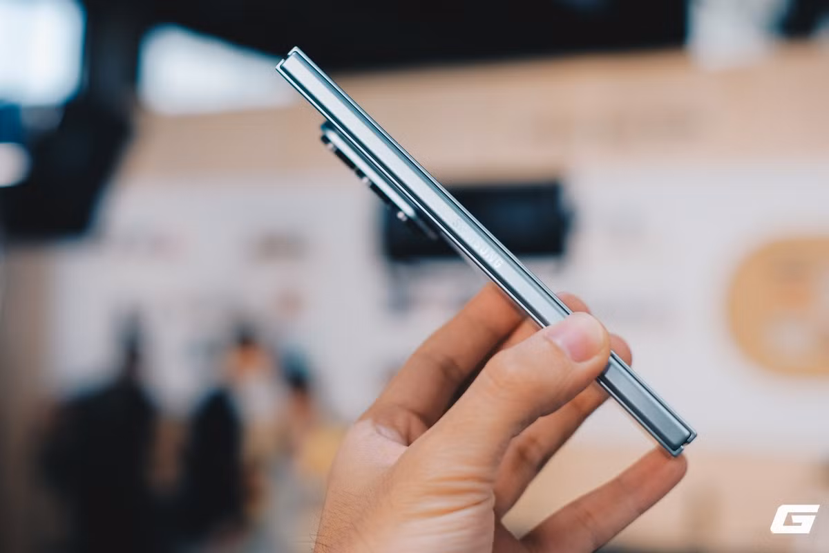 Vi xử lý Exynos 2500 và pin 4.300mAh giúp Flip7 vừa mạnh mẽ vừa bền bỉ, lại hỗ trợ Gemini Live AI trên màn hình phụ.(Ảnh: Genk)