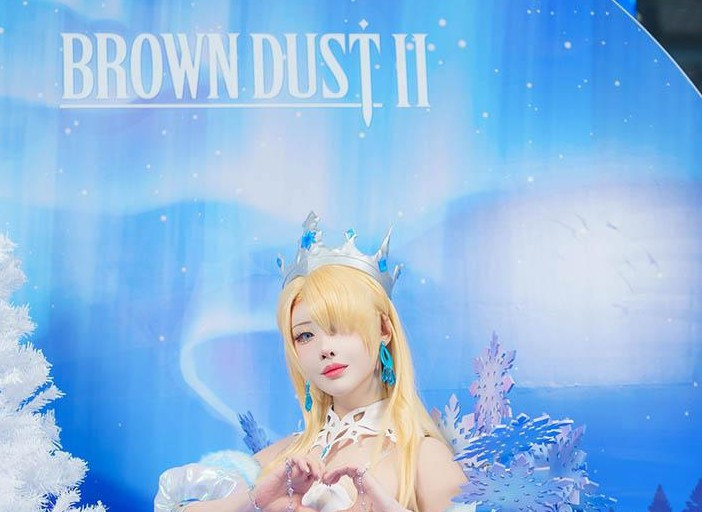 Sân khấu xanh băng giá nhưng màn trình diễn nóng bỏng khiến fan như thấy nhân vật bước ra đời thực.