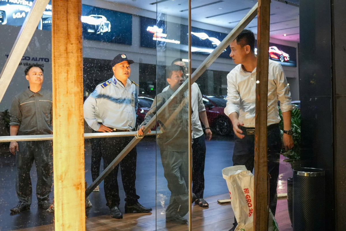 Từ chiều 21/7, vài giờ trước khi cơn bão Wipha đổ bộ vào đất liền, hàng loạt cửa hàng đóng cửa, các tuyến phố Hà Nội vắng vẻ hơn thường lệ do nhiều cơ quan, công sở, trường học đều tan sớm. Theo ghi nhận của Tri Thức - Znews, nhiều cơ sở kinh doanh, khu chung cư và người dân sớm có những biện pháp gia cố nhà cửa và tài sản để tránh thiệt hại do bão.