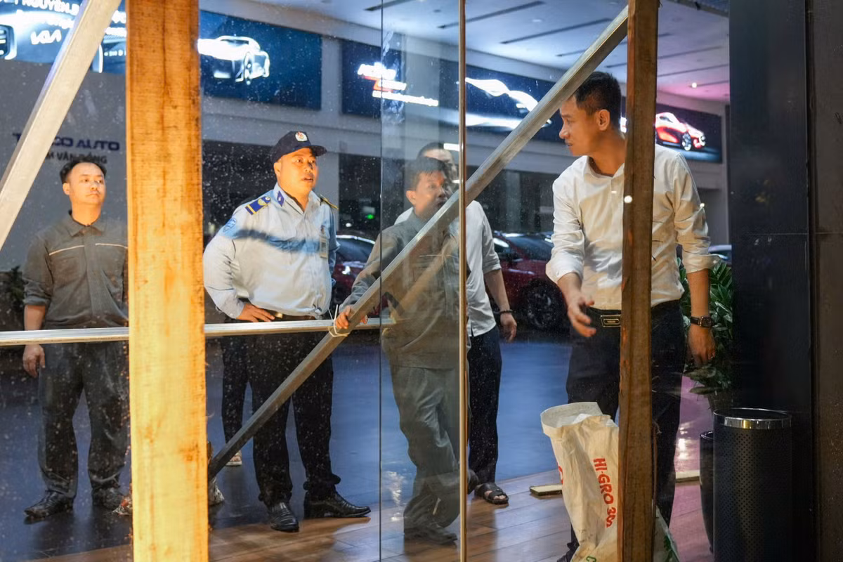 Từ chiều 21/7, vài giờ trước khi cơn bão Wipha đổ bộ vào đất liền, hàng loạt cửa hàng đóng cửa, các tuyến phố Hà Nội vắng vẻ hơn thường lệ do nhiều cơ quan, công sở, trường học đều tan sớm. Theo ghi nhận của Tri Thức - Znews, nhiều cơ sở kinh doanh, khu chung cư và người dân sớm có những biện pháp gia cố nhà cửa và tài sản để tránh thiệt hại do bão.