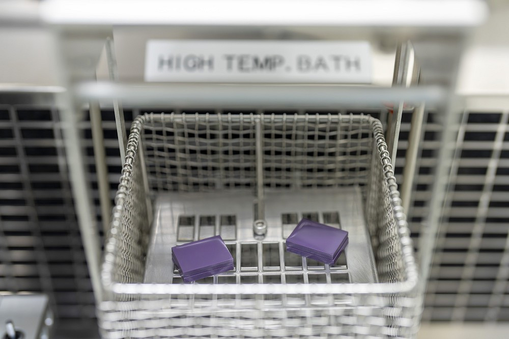 Sau đó, linh kiện được đưa vào buồng gia nhiệt và chu trình nhiệt với nhiệt độ cao, độ ẩm lớn nhằm mô phỏng quá trình lão hóa kéo dài nhiều năm.