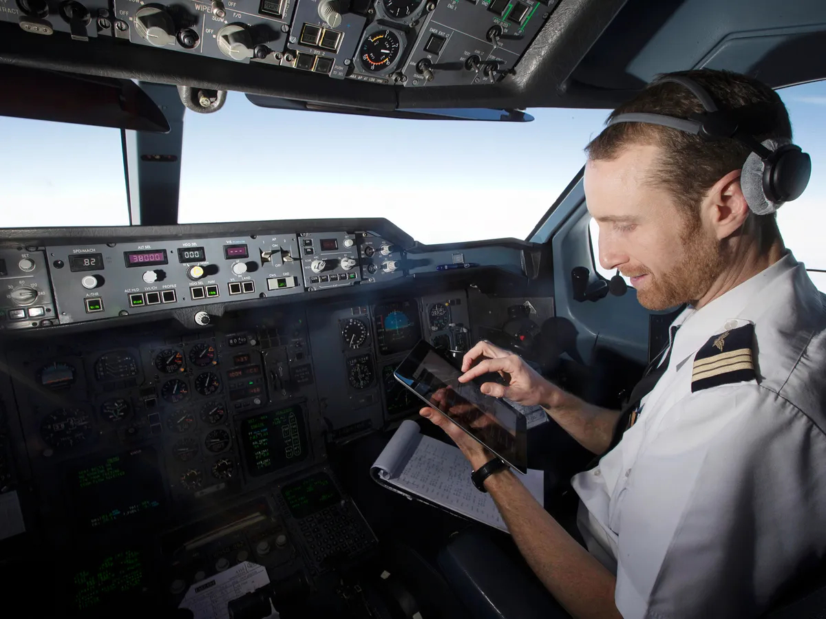 Trong quá khứ từng có hiện tượng nhiễu rè trên tai nghe phi công, nhưng không nghiêm trọng.