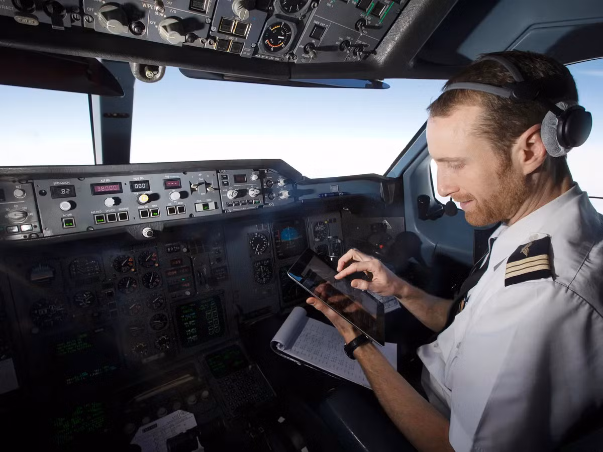 Trong quá khứ từng có hiện tượng nhiễu rè trên tai nghe phi công, nhưng không nghiêm trọng.