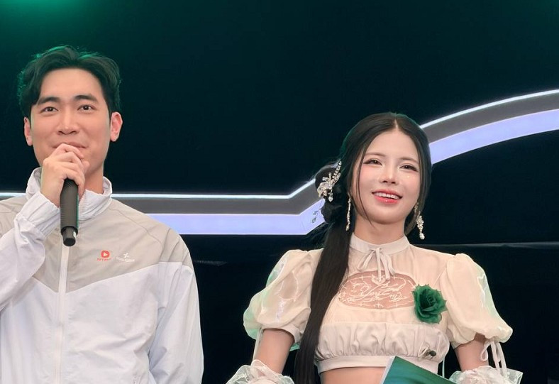 Trong ngày đầu sự kiện, Mai Dora xuất hiện trên sân khấu với váy trắng cách điệu kết hợp áo crop top, khéo léo khoe vòng eo thon gọn.