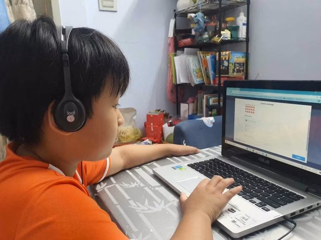 Việc lạm dụng mạng xã hội khiến trẻ dễ bị bắt nạt trực tuyến, tự ti và suy giảm khả năng tập trung học tập.