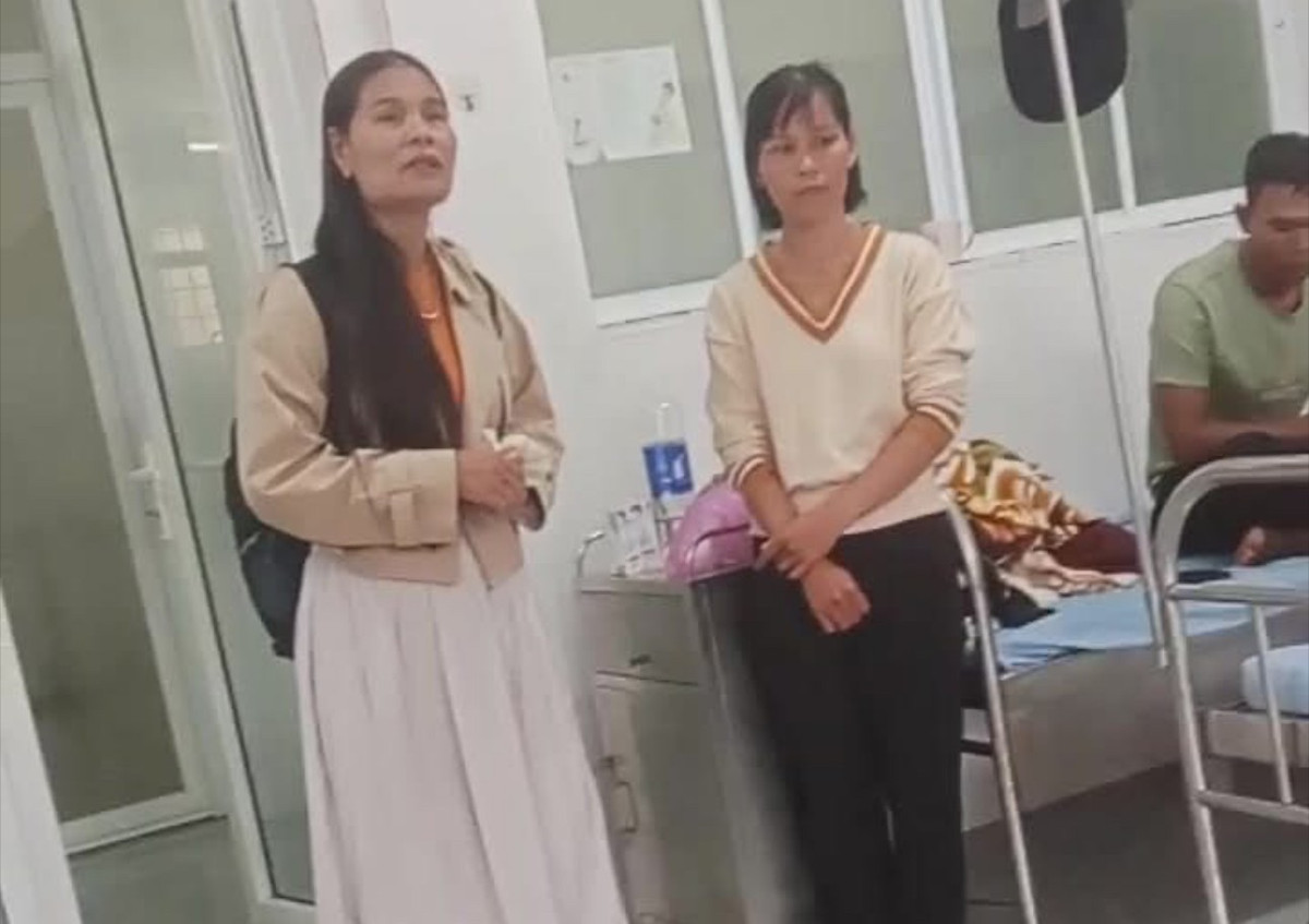 Bà Đỗ Thị Hồng Huế (bên phải) đến thăm các học sinh khi đang điều trị tại bệnh viện.