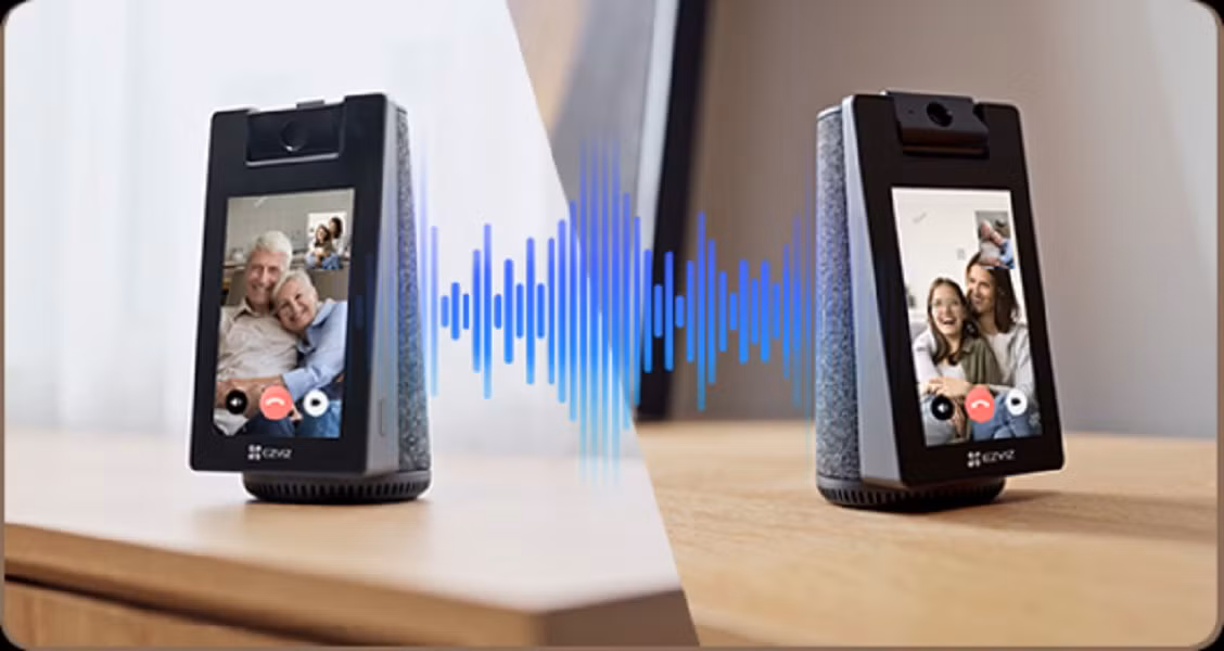 Trong khi đó, EZVIZ S10 đóng vai trò như màn hình hiện diện cảm xúc, giúp gọi video nhanh và kết nối trực tiếp với người ở nhà.