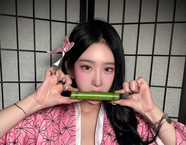 Nữ YouTuber Daheering mới đây tung bộ ảnh cosplay Nezuko theo phong cách trưởng thành.