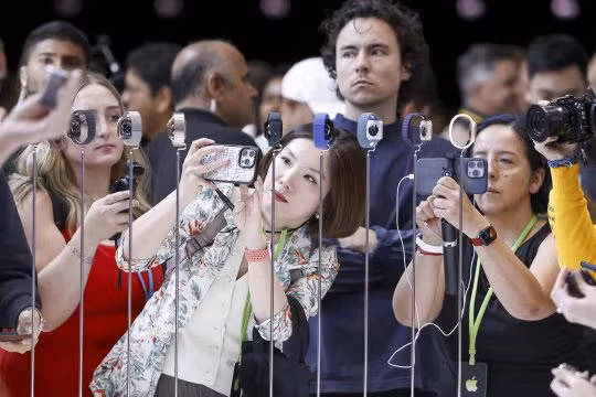 Ông cũng xây dựng thành công mảng dịch vụ với App Store trở thành “cỗ máy in tiền”, mang lại lợi nhuận khổng lồ và giúp Apple duy trì tăng trưởng bền vững ngay cả khi thị trường smartphone chững lại.