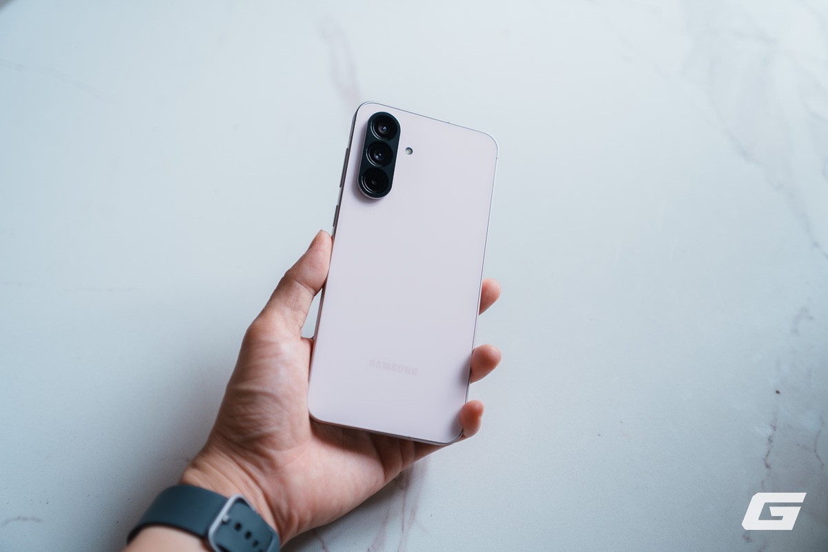 Galaxy A56 5G đang trở thành cái tên nổi bật trong phân khúc tầm trung khi liên tục nhận được đánh giá tích cực từ các chuyên gia công nghệ. (Ảnh: Genk)