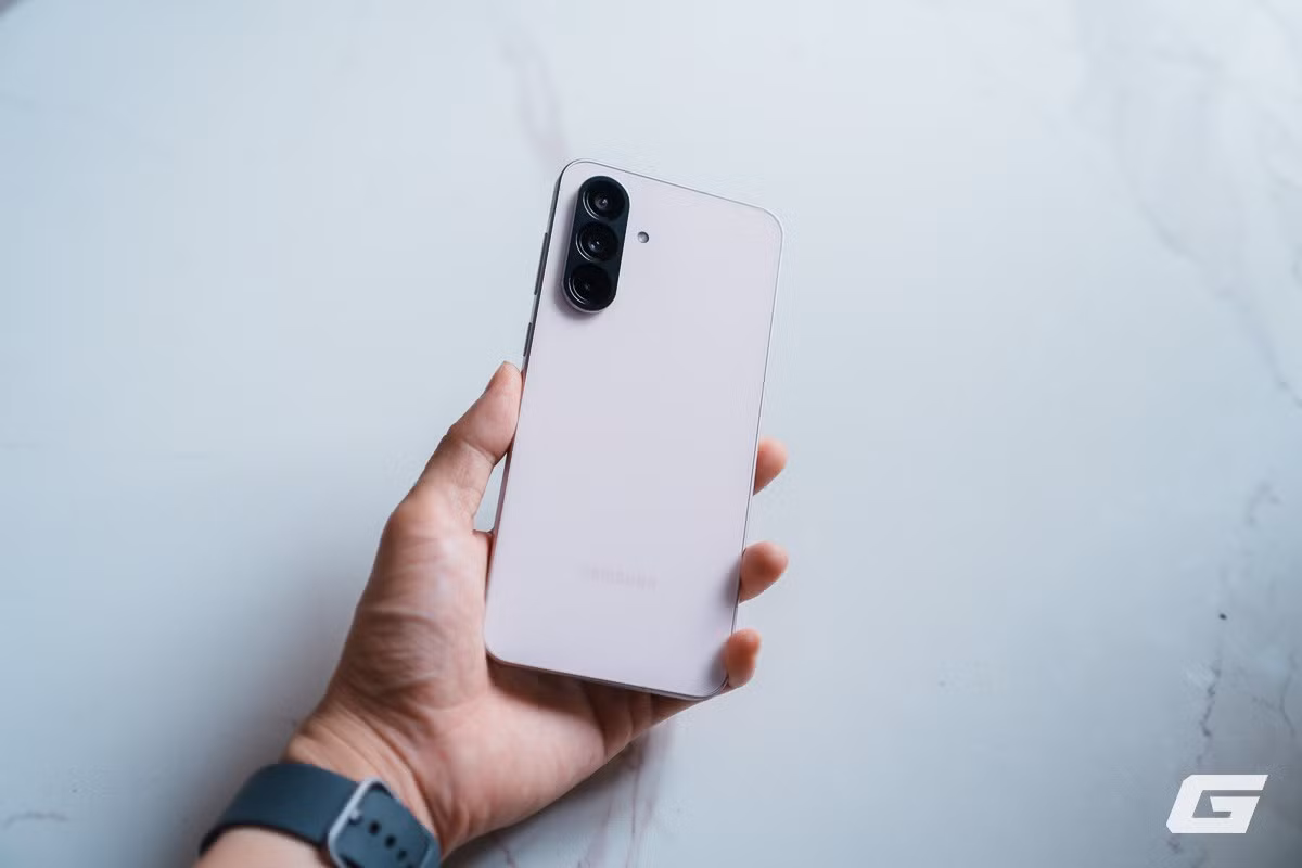 Galaxy A56 5G đang trở thành cái tên nổi bật trong phân khúc tầm trung khi liên tục nhận được đánh giá tích cực từ các chuyên gia công nghệ. (Ảnh: Genk)