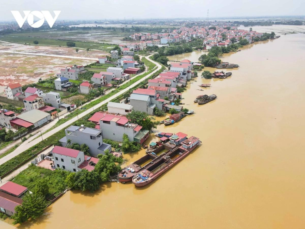 Những ngày vừa qua, trên địa bàn tỉnh Bắc Giang xuất hiện mưa lớn cộng với lũ từ thượng nguồn đổ về khiến mực nước trên sông Cầu dâng cao tràn vào một số xã của huyện Hiệp Hòa như: Hợp Thịnh, Xuân Cẩm, Mai Đình..., gây ảnh hưởng đến đời sống sản xuất của người dân.