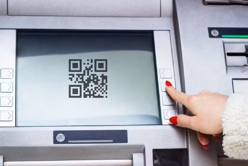 Quy trình gồm đăng nhập ứng dụng, tạo mã QR, quét tại ATM và nhận tiền ngay sau xác nhận.