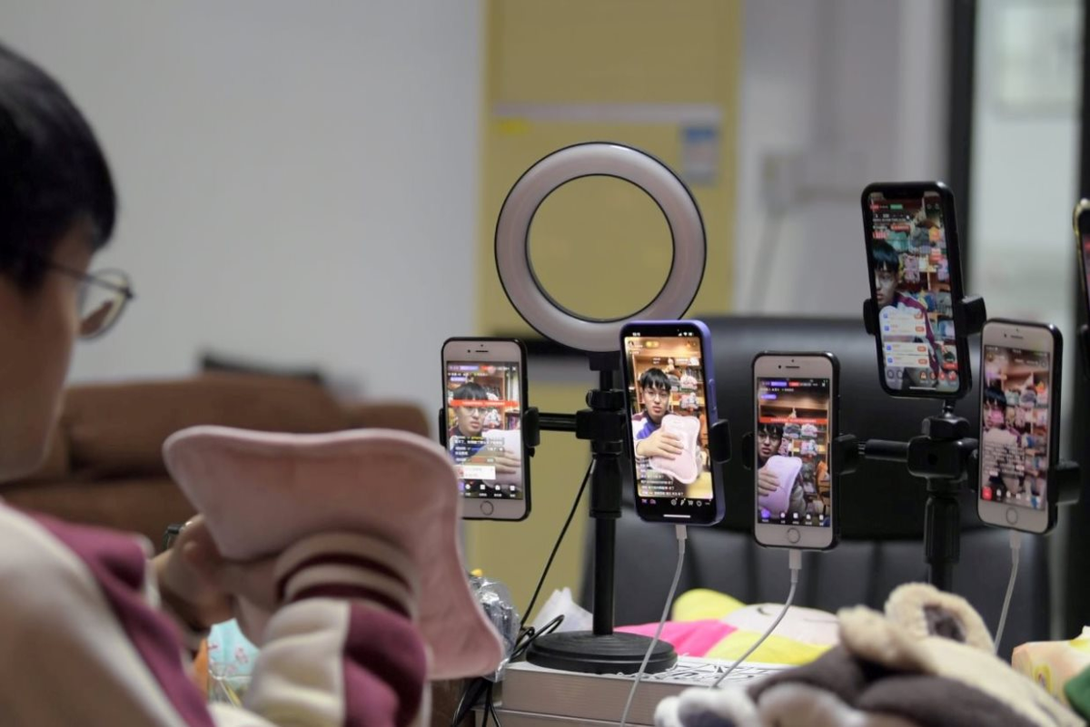 Nhiều streamer như Xiao Xi từng nhận mức lương tới 200.000 NDT mỗi tháng (khoảng 700 triệu đồng) nhờ các buổi phát sóng bán mỹ phẩm và thời trang.