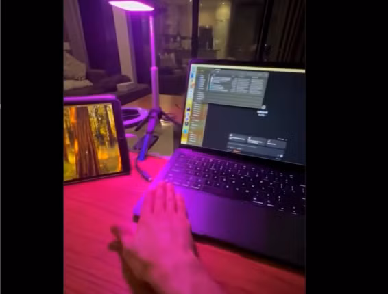 Ứng dụng sử dụng cảm biến gia tốc trên MacBook Apple Silicon để phát âm thanh theo lực tác động.(Ảnh: OHMO.AI)