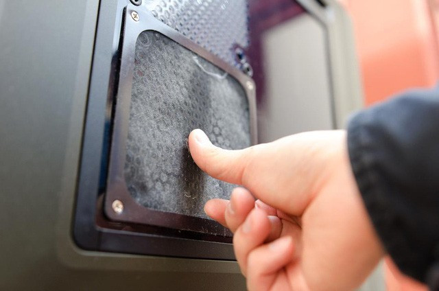 Việc vệ sinh rất đơn giản: chỉ cần rửa dưới vòi nước mát và không dùng xà phòng, cồn hay chất chống bụi.