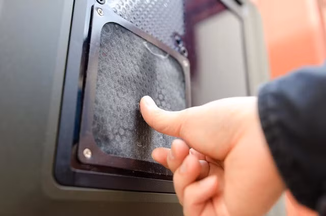 Việc vệ sinh rất đơn giản: chỉ cần rửa dưới vòi nước mát và không dùng xà phòng, cồn hay chất chống bụi.