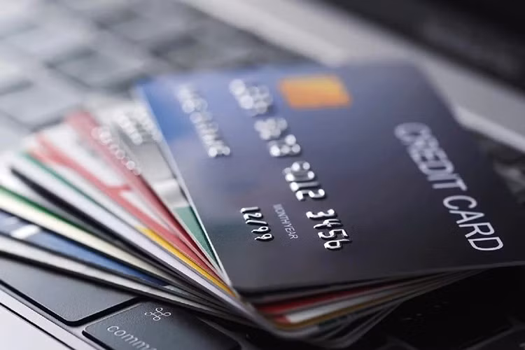 Mở quá nhiều thẻ tín dụng cùng lúc cũng làm bạn khó kiểm soát dòng tiền và dễ chi tiêu quá tay.