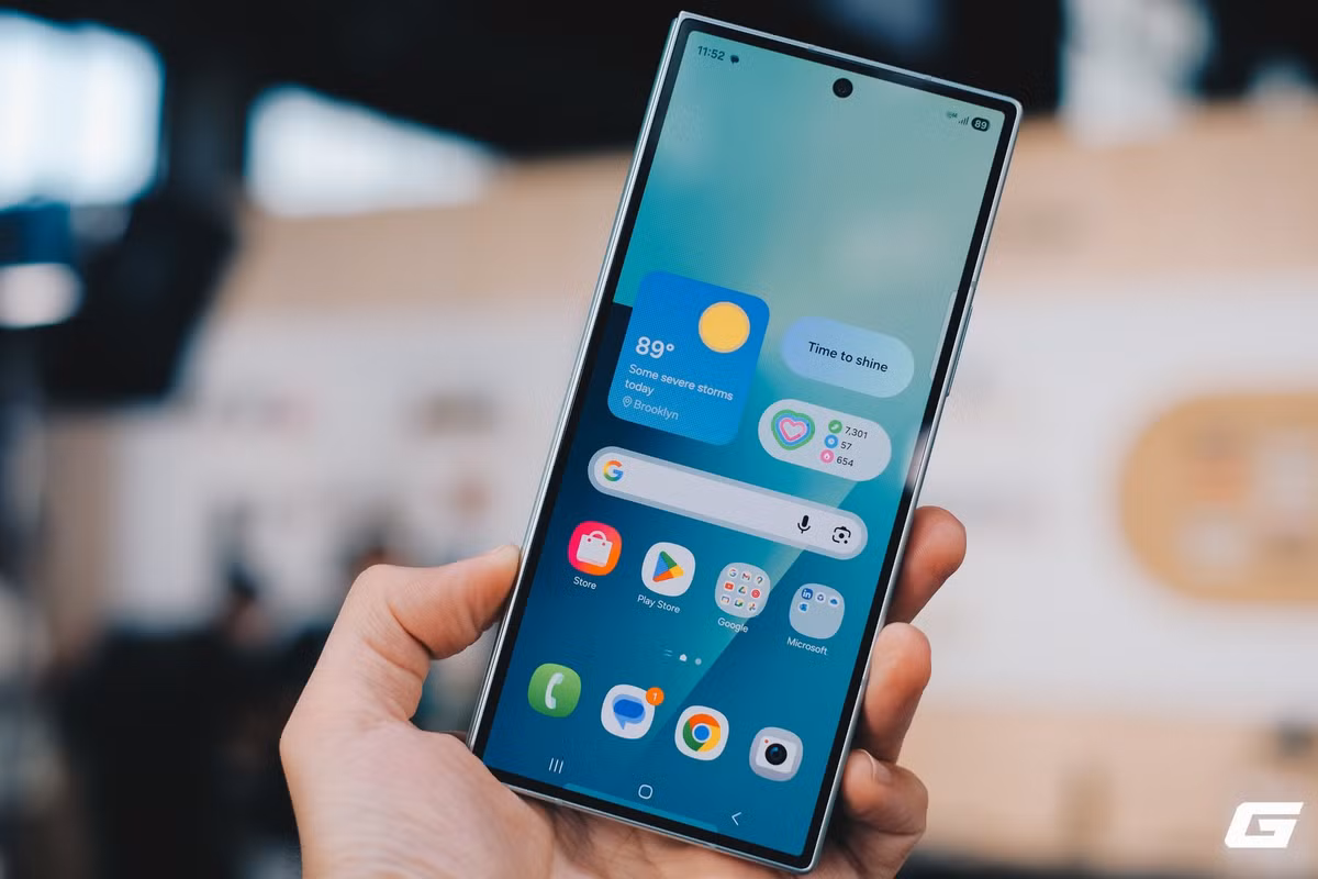 Thiết bị trang bị chip Snapdragon 8 Gen 3 for Galaxy, RAM 12GB, bộ nhớ 1TB và camera chính lên tới 200MP.(Ảnh: Genk)