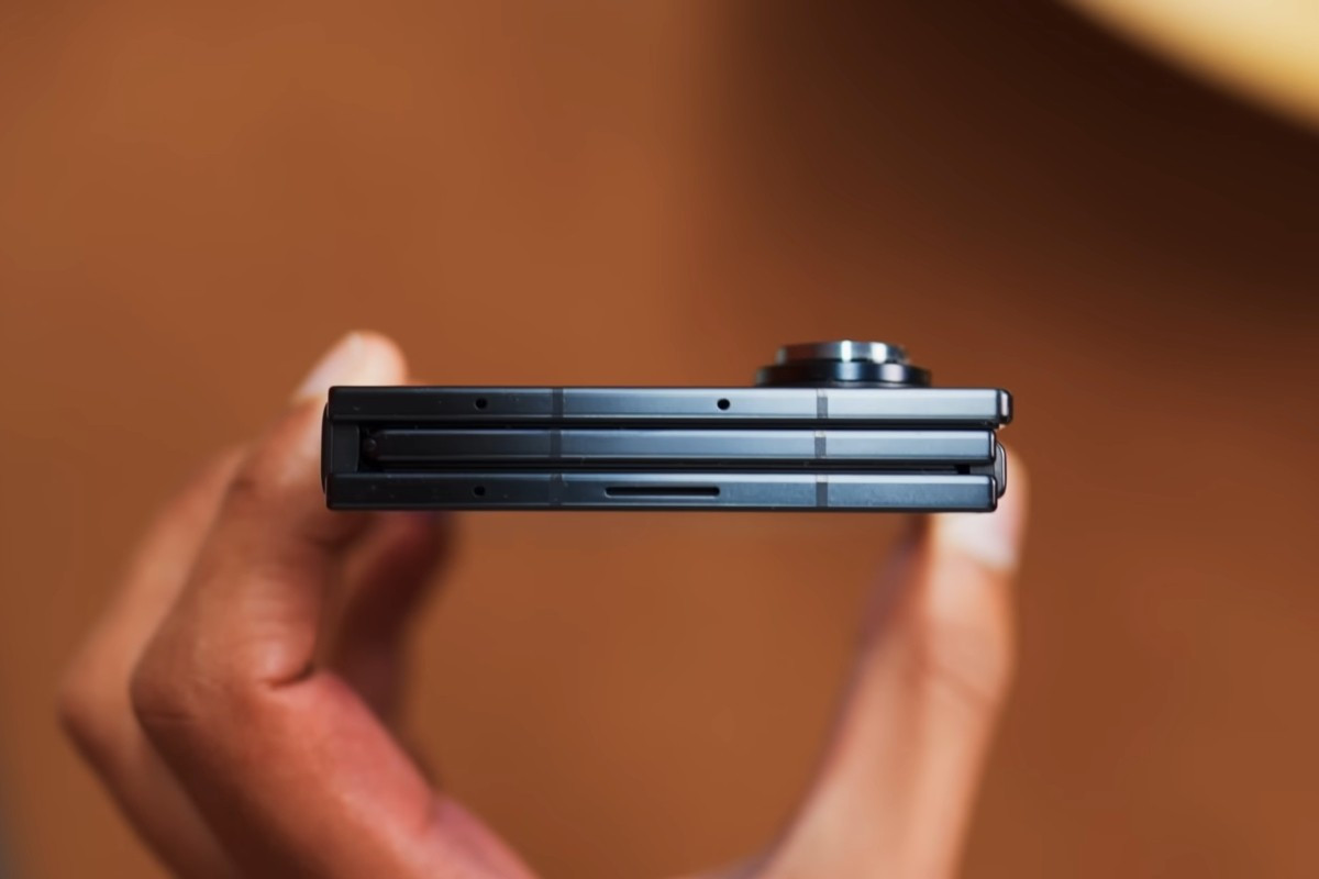 Chi phí sản xuất Galaxy Z TriFold đội lên rất cao do cấu trúc hai bản lề, nhiều tấm nền OLED cao cấp và áp lực thiếu hụt linh kiện kéo dài.