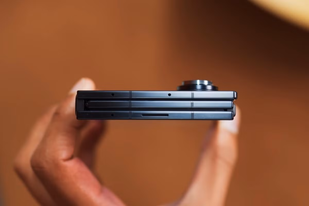 Chi phí sản xuất Galaxy Z TriFold đội lên rất cao do cấu trúc hai bản lề, nhiều tấm nền OLED cao cấp và áp lực thiếu hụt linh kiện kéo dài.