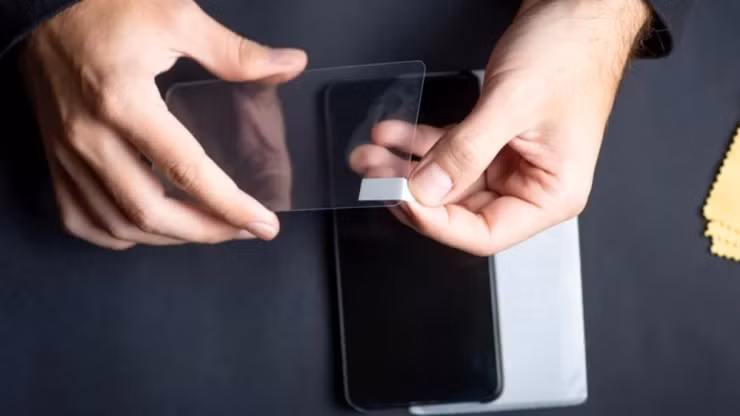 Trong bối cảnh giá smartphone ngày càng tăng cao, câu hỏi liệu kính cường lực còn cần thiết hay đã trở nên lỗi thời đang được nhiều người dùng quan tâm.