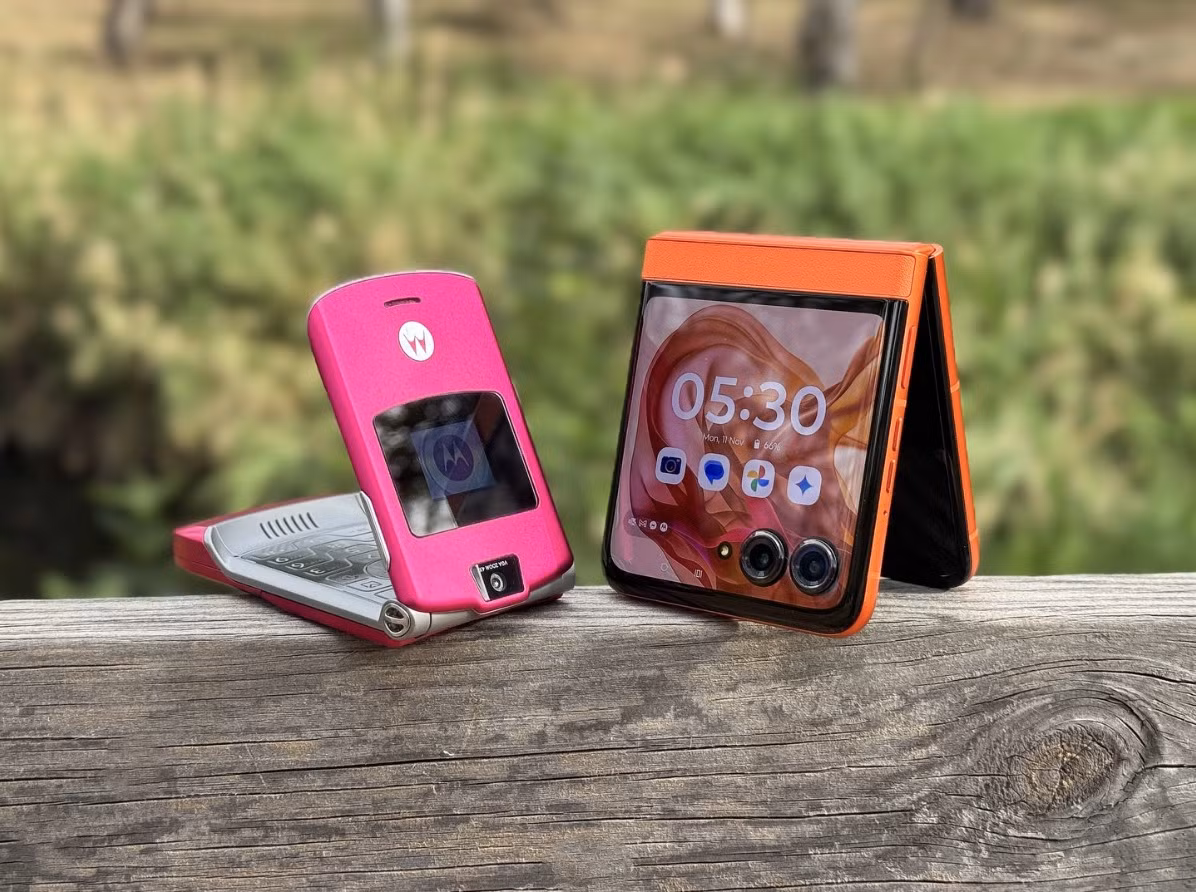 Hai mươi năm sau, Razr trở lại với phiên bản màn hình gập hiện đại, giữ trọn tinh thần cổ điển nhưng khoác lên sức mạnh Android.