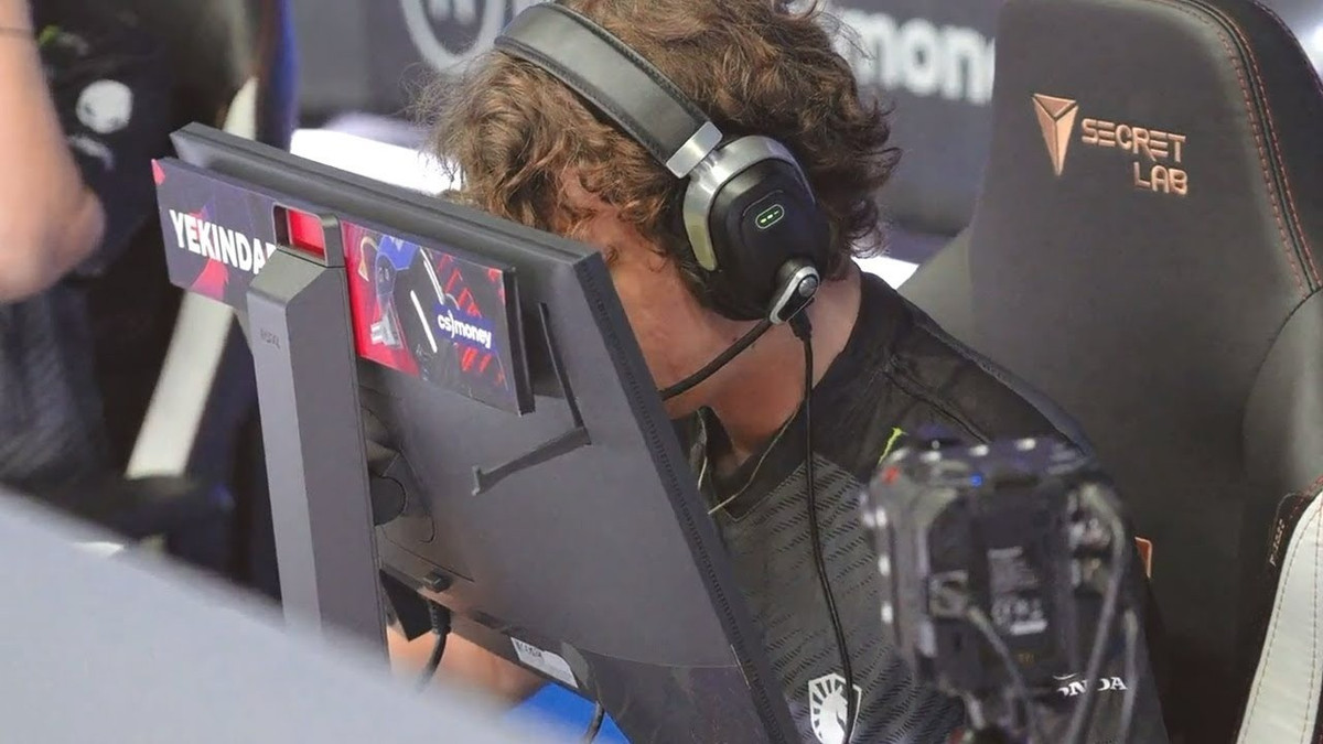 Hình ảnh game thủ dí sát mắt vào màn hình đã trở thành đặc trưng trong các giải đấu Esports.