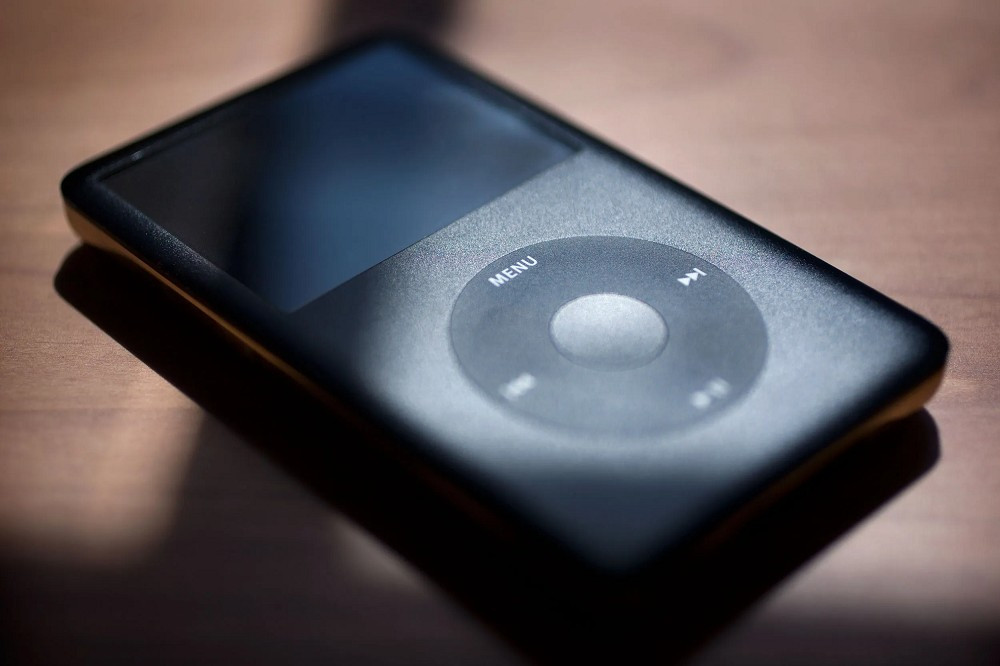 iPod classic nếu được hồi sinh sẽ là món đồ sưu tầm đỉnh cao của audiophile, giữ nguyên tinh thần click wheel huyền thoại.