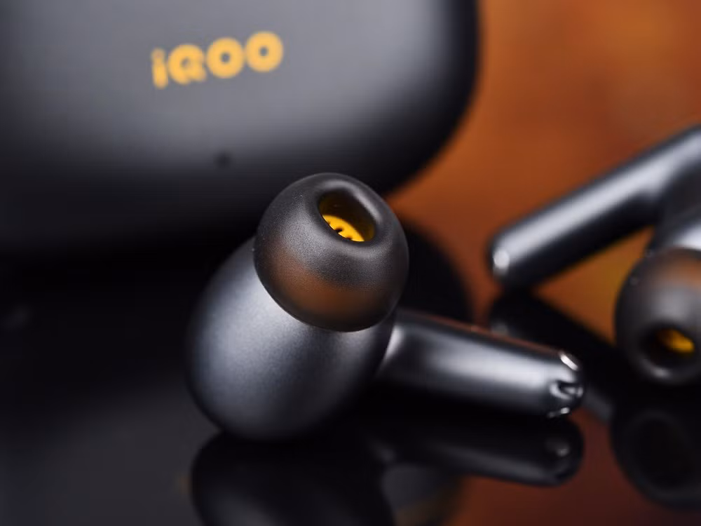 iQOO TWS 5 được trang bị driver động 11 mm cùng màng loa gốm tungsten thế hệ hai cho âm thanh chi tiết và sống động.