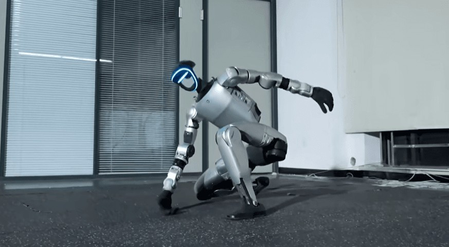 Sau khi hoàn thiện, kỹ năng được chuyển sang robot thực, tạo ra màn trình diễn ấn tượng.