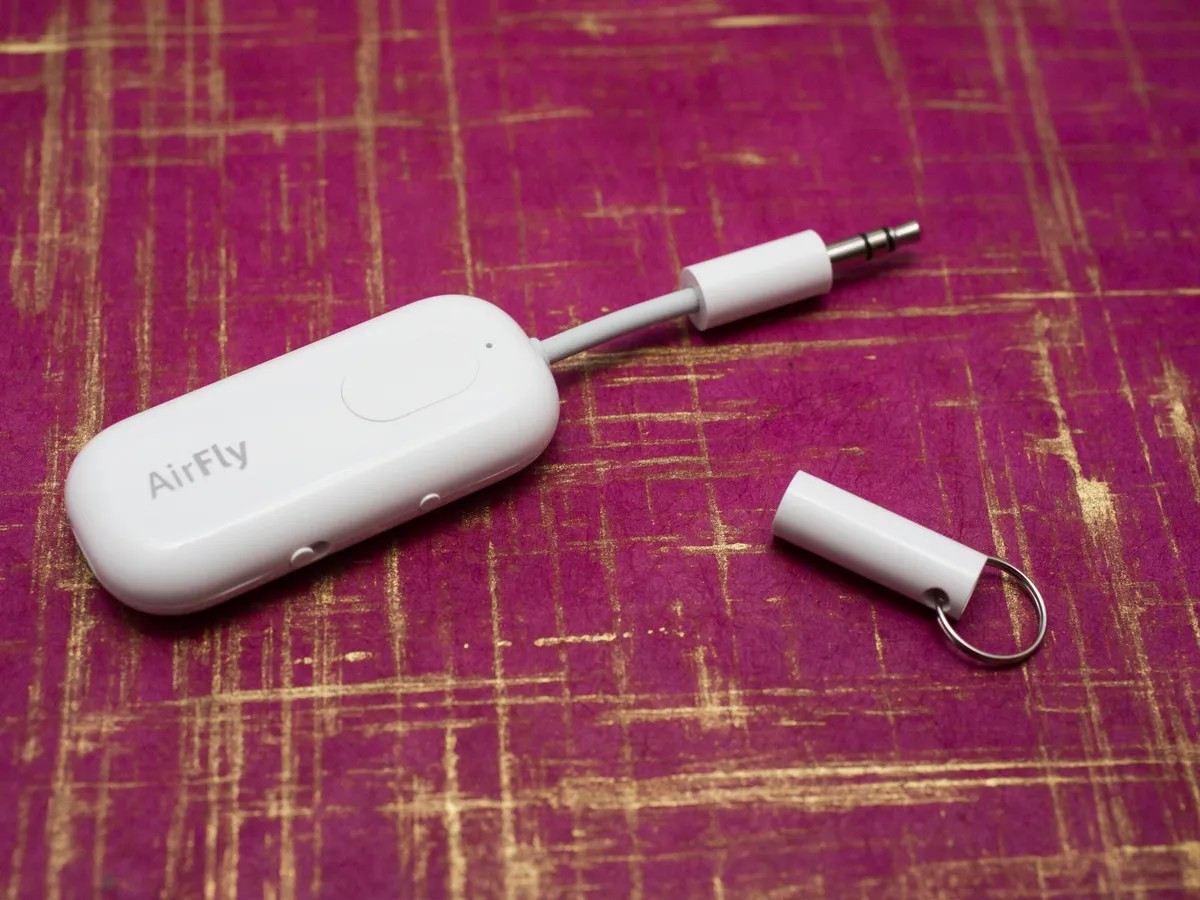 Khi dùng trên máy bay, bạn có thể tận hưởng tai nghe cá nhân mà không cần tai nghe dây kém chất lượng của hãng.