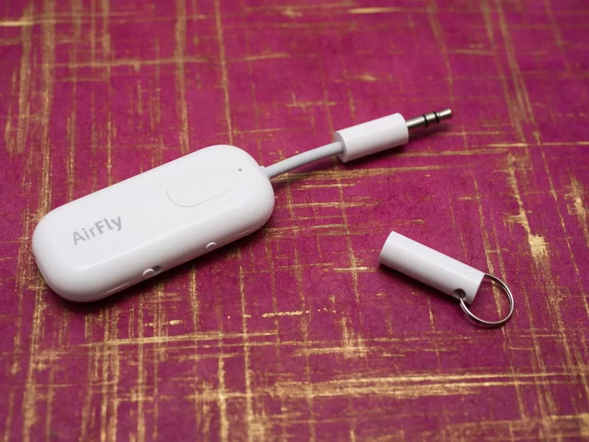 Khi dùng trên máy bay, bạn có thể tận hưởng tai nghe cá nhân mà không cần tai nghe dây kém chất lượng của hãng.