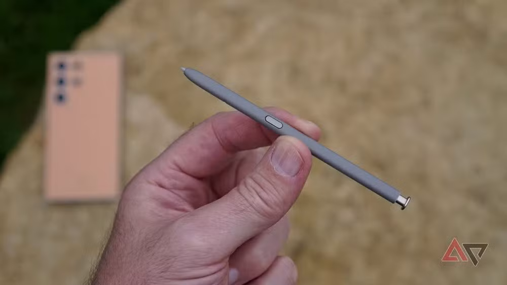 Anh thừa nhận không có lý do nào đủ mạnh để dùng cây bút này: không ghi chú, không vẽ và thậm chí cả viết tay cũng bị bàn phím thay thế.(Ảnh: Android Police)