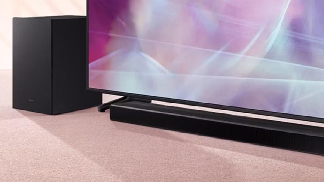 Các bộ loa thanh, loa siêu trầm hay loa kệ sách đều có thể dễ dàng kết nối với TV để cải thiện âm thanh đáng kể.