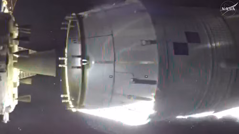 Tàu Orion đảm nhiệm chức năng duy trì sự sống cho phi hành đoàn trong suốt hành trình. Phương tiện này được trang bị khoang áp suất, hệ thống hỗ trợ sự sống, cùng tấm chắn nhiệt có khả năng chịu được nhiệt độ cao khi quay trở lại khí quyển Trái Đất. (Ảnh: Space)