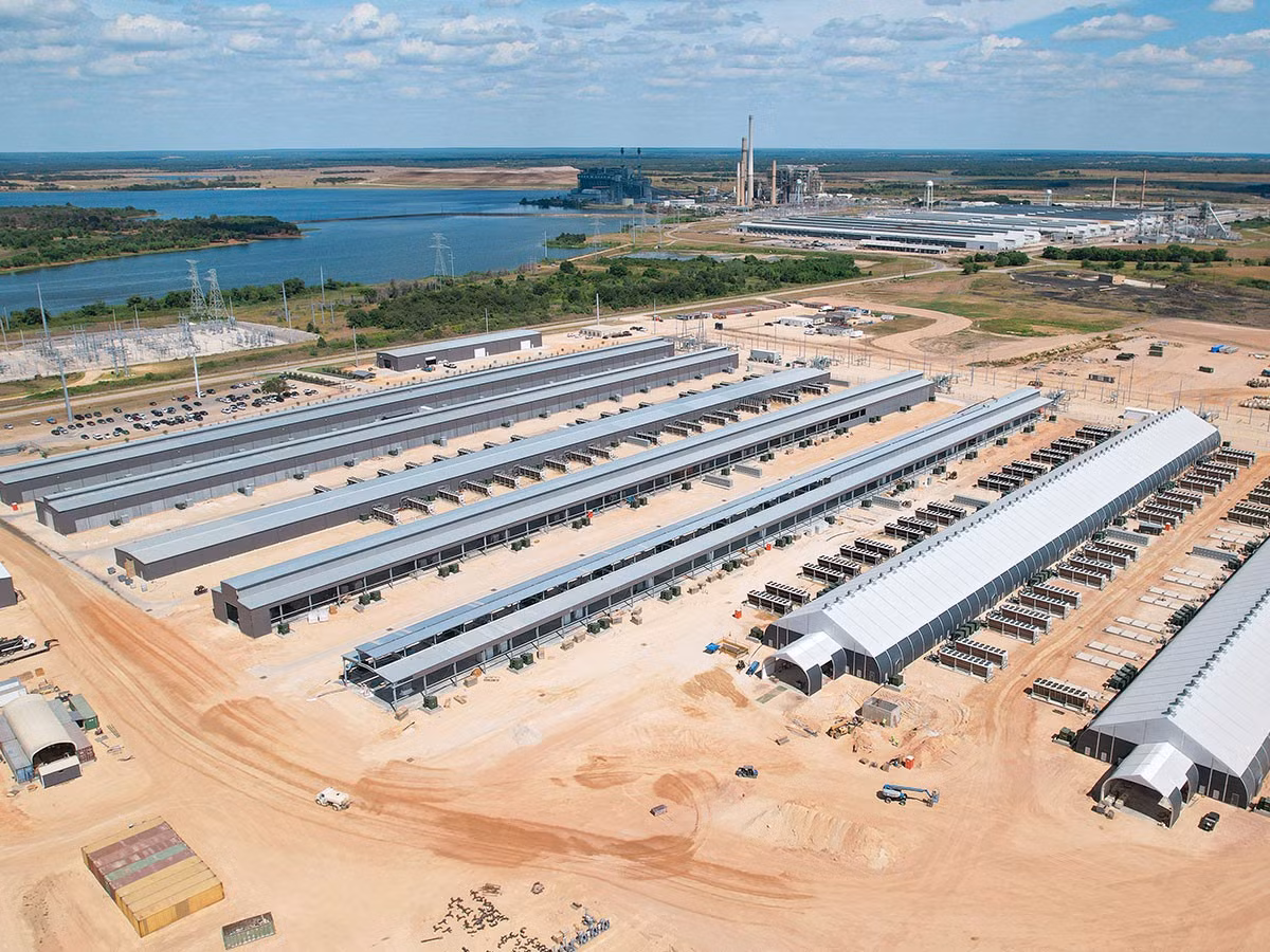 Theo Space.com, mỏ Bitcoin của Riot Platforms tại đây tiêu thụ khoảng 700 megawatt điện, tương đương nhu cầu của 300.000 hộ gia đình.