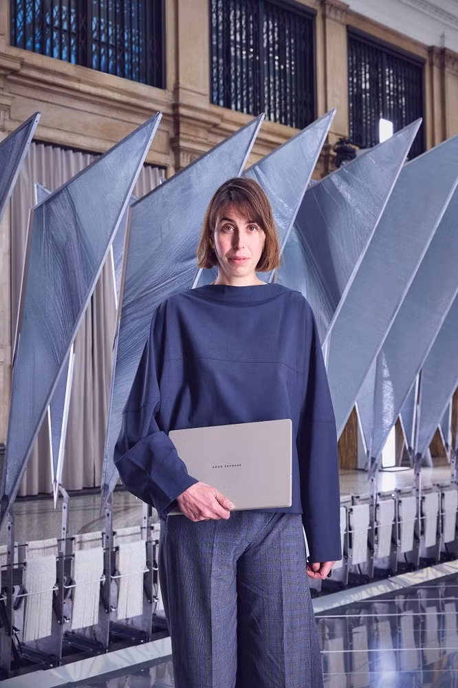 Bề mặt Ceraluminum™ có thể cảm nhận được mỗi cú chạm và phản hồi thông qua hệ thống AI, mang lại trải nghiệm công nghệ gần gũi như xúc giác thật.