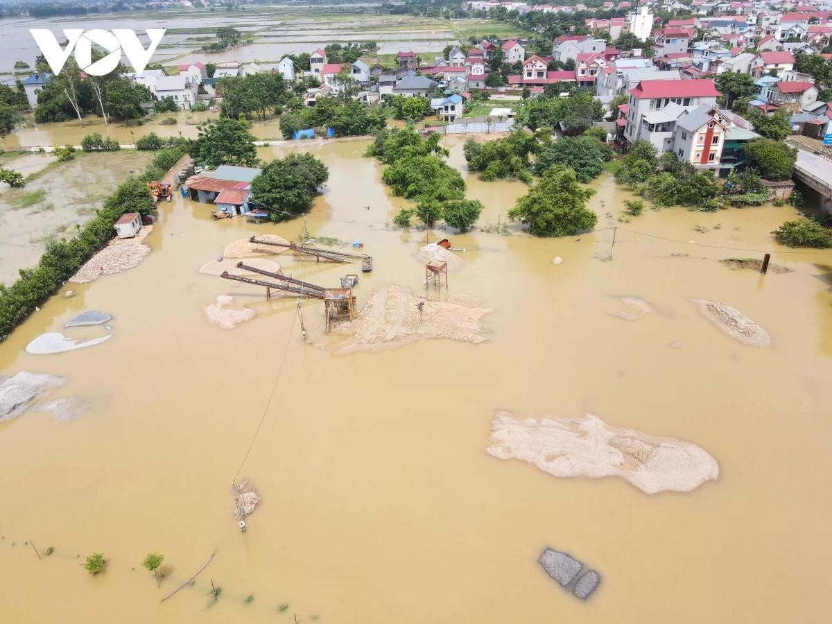 Nằm ngay dưới chân cầu Vát nhiều bến bãi, vật liệu xây dựng cát, sỏi, than cũng bị ngập nặng gây thiệt hại lớn.