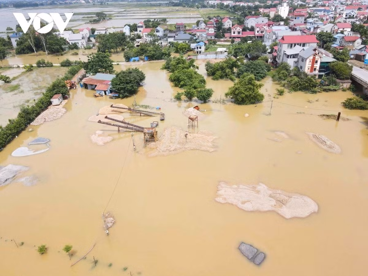 Nằm ngay dưới chân cầu Vát nhiều bến bãi, vật liệu xây dựng cát, sỏi, than cũng bị ngập nặng gây thiệt hại lớn.
