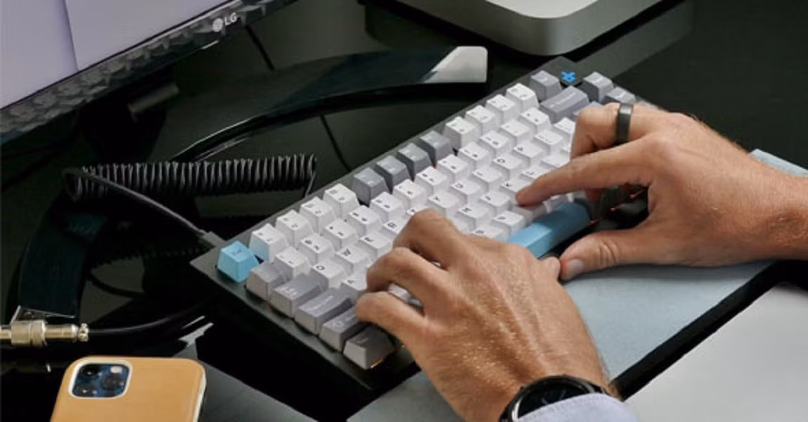 Bàn phím vẫn giữ vai trò chỉnh sửa nội dung, dù không còn là công cụ sáng tạo chính.